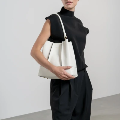 Abbildung von Isabel Bernard Femme Forte Macie creme Schultertasche aus Kalbsleder für Damen