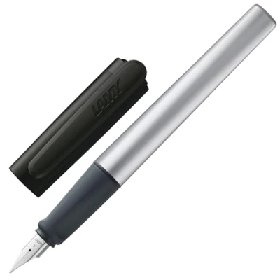 Abbildung von Lamy nexx black Füller Füllhalter mit rutschfestem Griff &amp; polierter Linkshänder Stahlfeder (LH) in Strichbreite M dreieckiges Gehäuse aus Aluminium inkl. Tintenpatrone T 10 blau