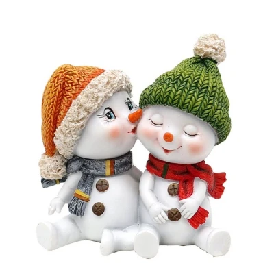 Abbildung von Dekohelden24 Schneekinderpaar mit Mütze und Schal in rot, grau, orange, grün, L/B/H 10,7 x 7,3 10,8 cm, Kuss, 11 cm