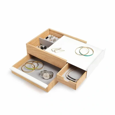Abbildung von Umbra Stowit Design Schmuckkasten moderne Schmuck Box mit Geheimfächern für Ringe, Armbänder, Uhren, Halsketten, Ohrringe und Accessoires, Holz / Metall, Weiß Natur, Gross