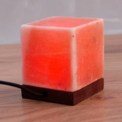 Abbildung von HIMALAYA SALT DREAMS Salzkristall Tischlampe USB Kubus, LED wechselbar, Warmweiß, Handgefertigt aus jeder Stein ein Unikat, H: ca.9 cm