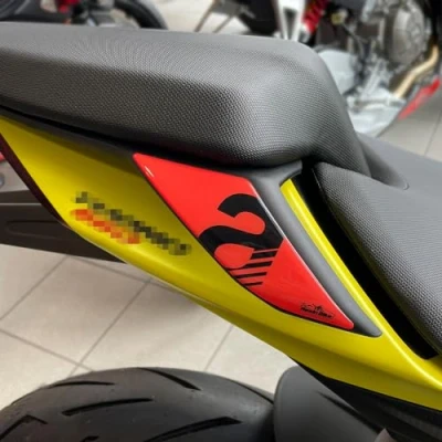 Abbildung von Resin Bike Aufkleber Motorrad Kompatibel Mit Aprilia Tuono RS 660 2020 2023. hinterer Passagiergreifer vor Stößen und Kratzern. 3D Klebstoff Harz Set Stickers Made in Italy
