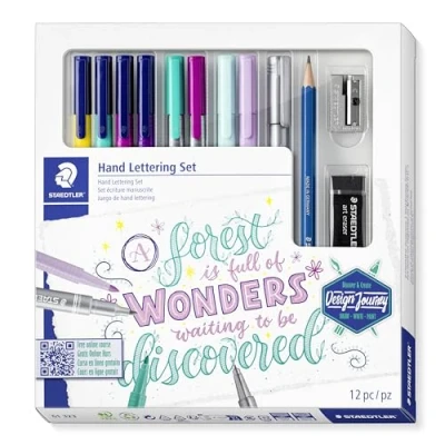 Abbildung von STAEDTLER Hand Lettering Set Set, Kartonetui mit 4 triplus color, 2 fineliner, textsurfer, 1 Metallic pen,1 Zeichenbleistift, Spitzer, Radierer, 61 323