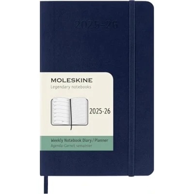 Abbildung von Moleskine 18 Monate Wochen Notizkalender 2025/2026, Pocket/A6, 1 Wo = Seite, rechts linierte Weicher Einband, Saphir