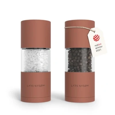 Abbildung von LARS NYSØM Salz und Pfeffer Mühlen Set aus Edelstahl mit einstellbarem Keramik Mahlwerk 2 Stück I Manuelle Gewürzmühlen hochwertigem Design (2 Stk) (Brick Red)