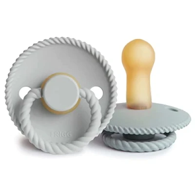 Abbildung von FRIGG Rope Schnuller 2 Packung Latex BPA Frei Hergestellt in Dänemark Symmetrischer Sauger Kirschform (French Gray/Silver Gray, Größe (6 18 Monate))