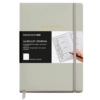 Abbildung von Miquelrius Bullet Journal Notizbuch, fester Kunstleder Einband mit Gummizugverschluss, Format A5 148 x 210 mm, 96 Blatt 100 g/m², innen Punktraster, Farbe Grau
