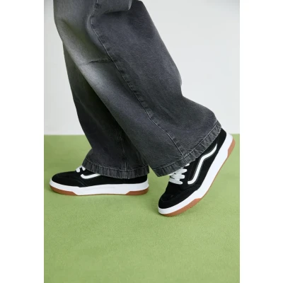 Abbildung von Vans Hylane Unisex Skateschuh, Größe: 38, Black/white/gum Veloursleder