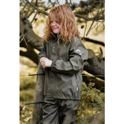 Abbildung von Mikk line PU Zweiteiliger Regenset mit Trägern 98 Dusty Olive Oeko TEX Standard 100 100% recyceltem Material Für Jungen und Mädchen Regenhose Regenjacke Reflektierenden Details