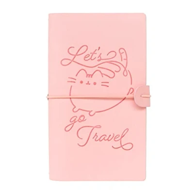 Abbildung von Grupo Erik Reisetagebuch zum Selberschreiben Pusheen Dotted Notebook 12x19,6 cm, Einband aus synthetischem Leder und Gummiband sicheren Verschließen, Rose