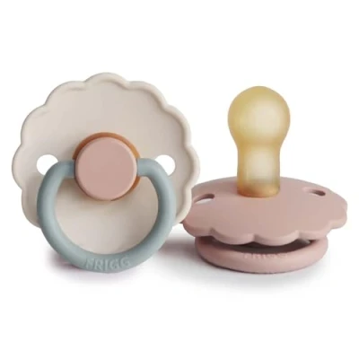 Abbildung von FRIGG Daisy Latex Schnuller 2er Pack Block Naturkautschuk symmetrisce Kirschform BPA frei Made in Dänemark Blush/Cotton Candy Größe 1 (0 6 Monate)