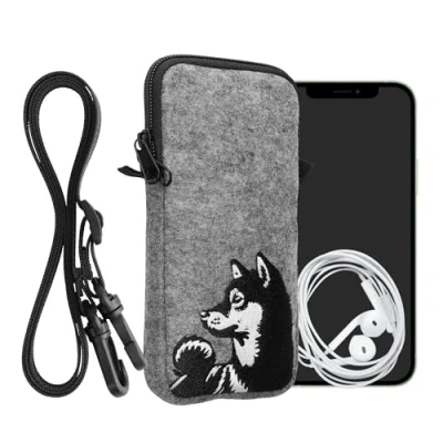 Abbildung von kwmobile Handytasche für Smartphones XXL 7&quot; Filz Handy Hülle Schwarz Weiß Grau Tasche mit Kette 17,7 x 8,5 cm Innenmaße Shiba Hund