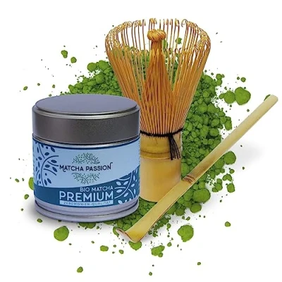 Abbildung von Matcha PASSION Bio Premium 30g Pulver mit Bambusbesen &amp; Bambuslöffel Zeremonie Qualität Kagoshima Japan purer Genuß für Tee Vegan Superfood