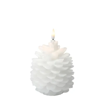 Abbildung von Spetebo LED Motiv Wachskerze weiß 16 cm Tannenzapfen Weihnachtskerze Batterie betrieben mit Timer Weihnachtsdeko Motivkerze Kieferzapfen Dekokerze feuerlos Flackereffekt
