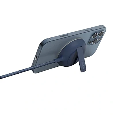 Abbildung von Belkin tragbares drahtloses Ladepad mit MagSafe (schnelles Laden bis zu 15 W, iPhone 14/14 Plus, 14 Pro, Pro Max, oder 13 Serie kompatibler Ständer, Netzteil nicht enthalten) Blau
