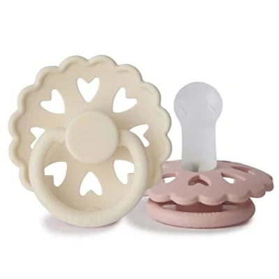 Abbildung von FRIGG Fairytale Schnuller 2 Packung Silikon BPA Frei Hergestellt in Dänemark Symmetrischer Sauger Kirschform (Cream/Blush, Größe (6 18 Monate))