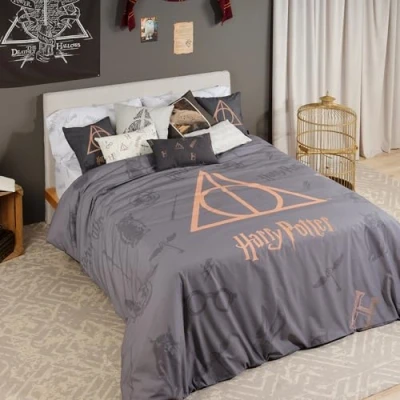 Abbildung von BELUM Harry Potter Bettbezug Deathly Hallows mit Knöpfen aus 100% Baumwolle (Bett 90 x 155 220 cm)