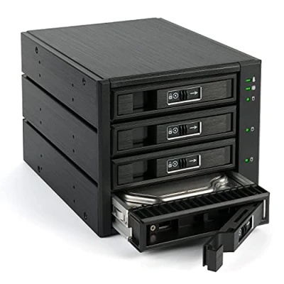Abbildung von FANTEC 2192 BP T3141 SAS I,II + SATA I,II,III Backplane für 4X 3,5&quot;/2,5&quot; HDD/SSD in einem 3X 5,25&quot; Einschub. Mit 80mm Lüfter an der Rückseite. Aluminiumgehäuse und Front schwarz.