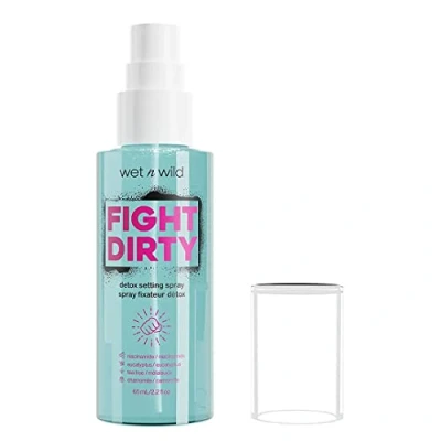Abbildung von Wet n Wild, Fight Dirty, Make up Setting Spray mit Feuchtigkeitsspendender und Ausgleichender Formel für Langanhaltendes up, Schmierfest Anti Pollution, Natürliches Finish