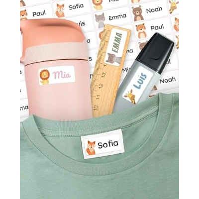 Abbildung von melu kids® Namensaufkleber für Kinder Kleidung &amp; Gegenstände (60 Stück) Kita/Schule Namensschilder waschmaschinenfest und personalisiert (weiß)