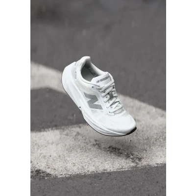 Abbildung von New Balance FuelCell Rebel V5 Damen Laufschuh, Weiß/Silber/Metallic/Schwarz, 43 EU