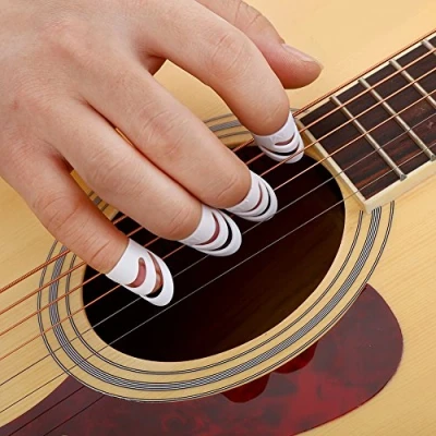 Abbildung von Fingerpicks Thumbpicks Schutz Set Kunststoff für Gitarre Bass Ukulele Mandoline 4 Stück