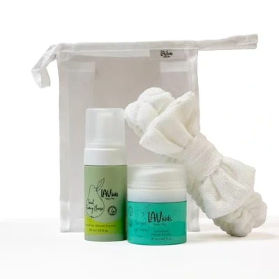 Abbildung von LAV Kids Gesichtspflege Set, Reinigungsschaum 100 ml, Feuchtigkeitscreme 50 Stirnband und Kulturtasche, Weiß (Super Hydrate)