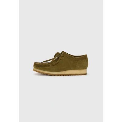 Abbildung von Clarks Originals Wallabee RB Herren Wildleder Schnürschuhe In Grün