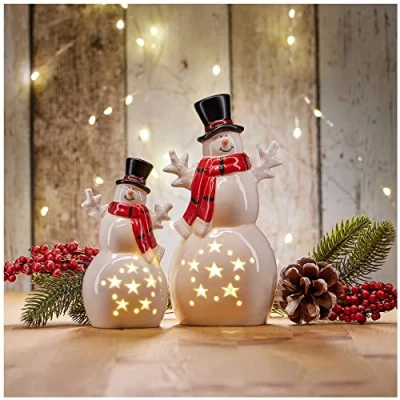 Abbildung von com four® 2X LED Schneemann als dekorative Beleuchtung Lichterstatue Weihnachtsfigur aus Keramik mit Timer Funktion Stimmungslicht (02 Stück Timer)