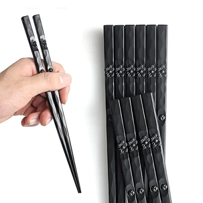 Abbildung von AOOSY 5 Paar faserglasgeschirrspülersichere Essstäbchen im japanischen Stil Schönes Muster Schwarze Sushi rutschfeste aus schwarzer Legierung mit Geschenkbox