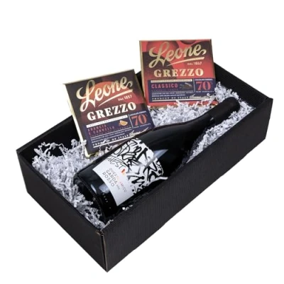 Abbildung von Geschenk Set „Vino e Cioccolato“ mit Wein und Schokolade in einem Geschenkkarton Italienischer Rotwein Questo Amico Garda Rosso Zartbitterschokolade 70% Cacao Café Geschmack als Geschenkset