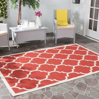 Abbildung von SAFAVIEH Geometrisch Teppich für Wohnzimmer, Esszimmer, Schlafzimmer Wasserdicht Courtyard Collection, Kurzer Flor, Rot und Knochen, 122 X 170 cm