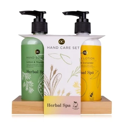 Abbildung von Accentra Handpflegeset HERBAL SPA auf einer Holzablage, 290ml Handseife und Handlotion, Verpackung (Papier) Flaschen aus recyceltem Material wiederbefüllbar