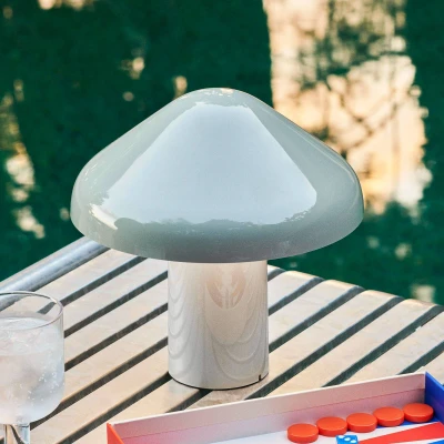 Abbildung von HAY Pao Portable LED Tischleuchte mit Akku grau