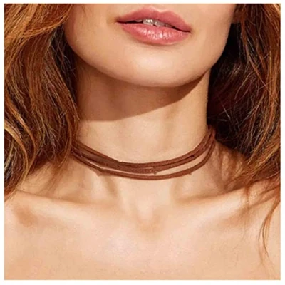 Abbildung von Yheakne Boho Layered Leder Chokerhalskette Braun Wildleder Kurze Samthalsketten Punk Vintage Halskette Schmuck für Frauen und Teen Girls (Braun)