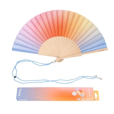 Abbildung von FISURA Holzfächer mit blau orangefarbenem Farbverlauf. Stilvolles, einzigartiges Accessoire für den Sommer, origineller Handventilator Aufhänger. Maße: 42,5 x 23 cm