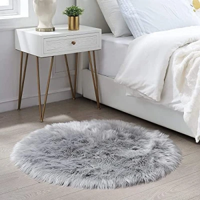 Abbildung von HEQUN Faux Lammfell Schaffell Teppich, Lammfellimitat Teppich Longhair Fell Optik Nachahmung Wolle Bettvorleger Sofa Matte (60x 60 cm, Grau)