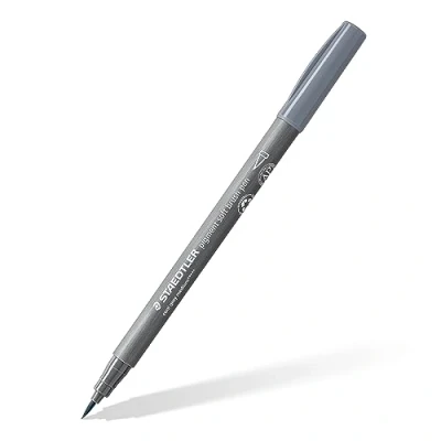 Abbildung von STAEDTLER soft brush pen pigment Arts, medium kaltgrau, softe Pinselspitze für besonders variable Linienbreiten, pigmentierte Premium Zeichentusche, wasserfest, Einzelstift, 372 87