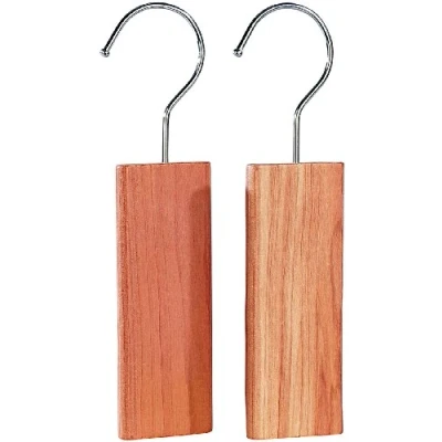 Abbildung von infactory Mottenholz: Große Zedernholz Blöcke mit Metallhaken gegen Motten, 2er Set (Zedernholz Schrank, Mottenschrecke, Insektenvernichter)