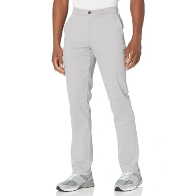 Abbildung von Amazon Essentials Herren Lässige Stretch Chinohose mit sportlicher Passform (in Übergrößen erhältlich), Hellgrau, 30W / 32L