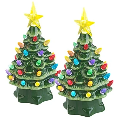Abbildung von infactory LED Tannenbaum Deko: 2 Deko Weihnachtsbäume aus Keramik mit Beleuchtung, Timer, 19 cm (Beleuchtete Dekoweihnachtsbaum, Dekobaumleuchter, Weihnachtsbaumbeleuchtung kabellos)