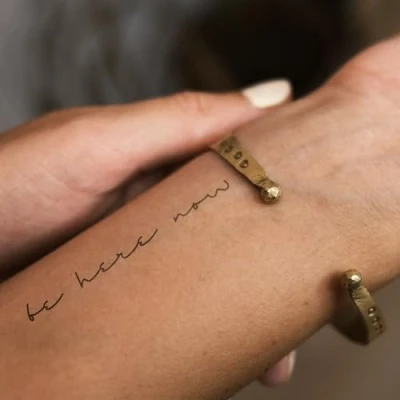 Abbildung von be here now Tattoo Inkster vegane &amp; wasserfeste Temporäre Tattoos für Erwachsene EU Kosmetikzertifizierte Farbe revolutionäres 2 Wochen Premium Klebetattoos