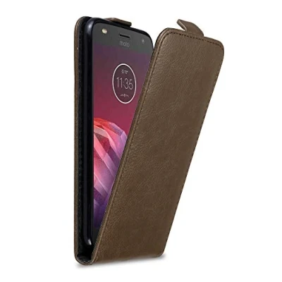 Abbildung von Cadorabo Hülle kompatibel mit Motorola MOTO Z2 PLAY / FORCE Flip Design aus Premium Kunst Leder Klappbare Stoßfeste Magnetische Cover für Tasche in Braun