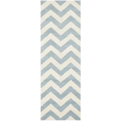 Abbildung von SAFAVIEH Zeitgenössische Teppich für Wohnzimmer, Esszimmer, Schlafzimmer Chatham Collection, Kurzer Flor, Blau und Elfenbein, 69 X 213 cm