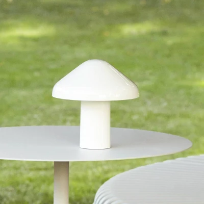 Abbildung von HAY Pao Portable LED Tischleuchte mit Akku weiß