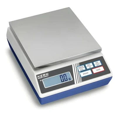 Abbildung von KERN Serie 440 Kunststoff Präzisionswaage, 4000g Wägebereich, 1g Ablesbarkeit, 165mm x 230mm 80mm