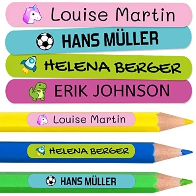 Abbildung von 50 personalisierte Namensaufkleber zum Markieren von Bleistiften und Kugelschreibern. Bunte wasserfeste Vinyl Klebeetiketten für Kinder Jugendliche in Schule Kindergarten. Größe 4,6 x 0,6 cm.