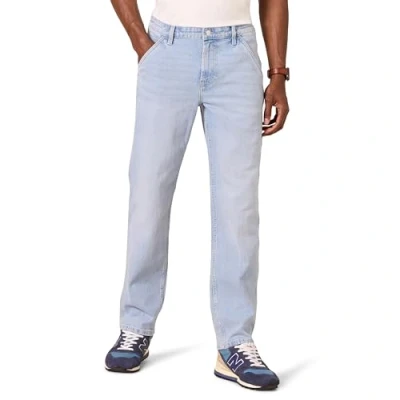 Abbildung von Amazon Essentials Herren Arbeits Jeans mit lockerer Passform, Light Blue Wash, 29W / 34L