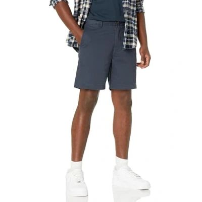 Abbildung von Amazon Essentials Herren Chinoshorts, 18 cm, Schlanker Schnitt, Marineblau, 30W