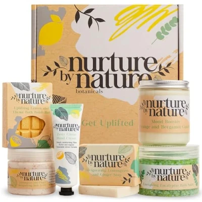 Abbildung von Nurture by Nature, Entspannung &amp; Uplift, Verwöhnkörbe für Frauen, Spa Badeset, Badesalz, Aromatherapie, Seife, Badekugeln, Kerze mehr, Geburtstagsgeschenk